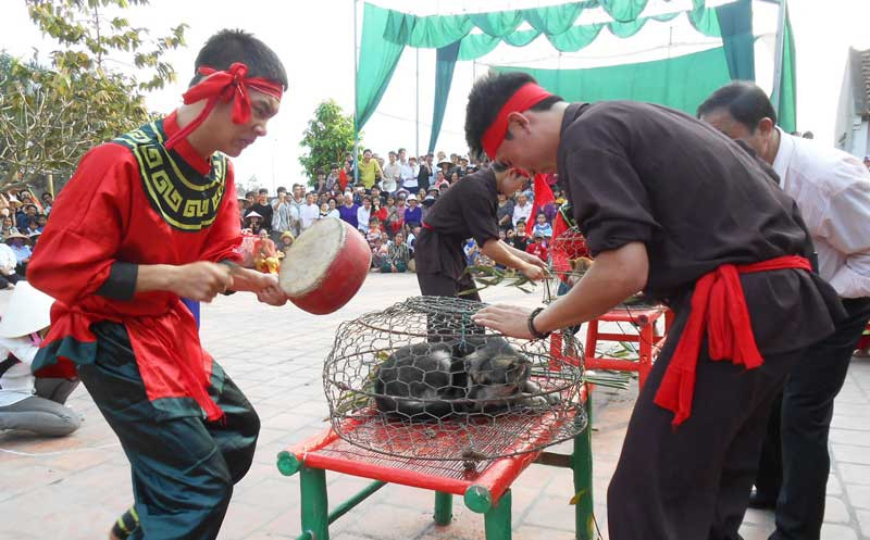 Thi chõng chó là một trò chơi dân gian độc đáo, lấy cọng giềng chọc chó, vì giềng và chó kỵ nhau cho nên khi con chó ngửi thấy mùi giềng thì dù có chọc đến đâu nó cũng không kêu. Trò chơi này đòi hỏi sự tài tình và phải dùng mẹo mới lừa cho con chó kêu