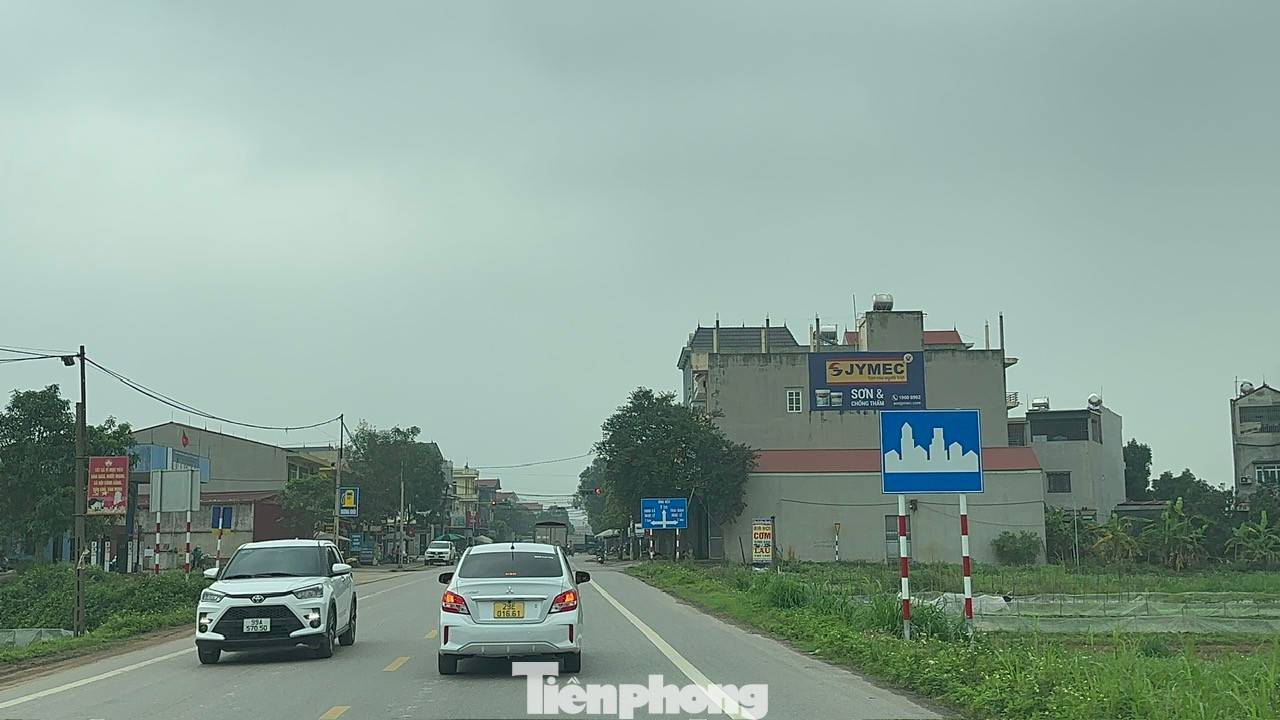 Biển báo khu đông dân cư liên tục xuất hiện trên tuyến đường từ Thị xã Việt Yên đi Thị trấn Cao Thượng Biển báo khu đông dân cư liên tục xuất hiện trên tuyến đường từ Thị xã Việt Yên đi Thị trấn Cao Thượng