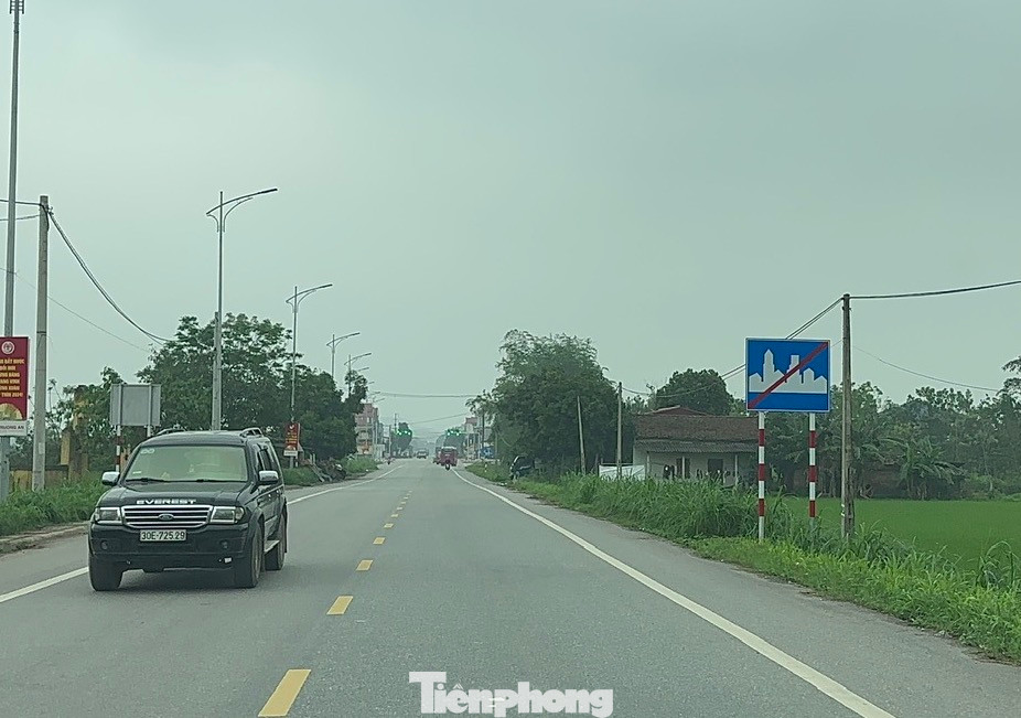 Chỉ hơn một phút di chuyển khỏi khu đông dân cư, lái xe sẽ gặp một biển báo tương tự Chỉ hơn một phút di chuyển khỏi khu đông dân cư, lái xe sẽ gặp một biển báo tương tự