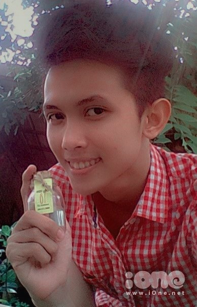 Tuấn Phương với sản phẩm dầu dừa của mình.