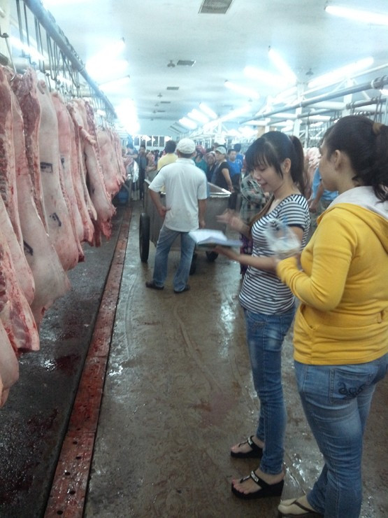 Có khá nhiều bộ phận tham giao dịch này, ngoài các chủ sạp còn có lái (những người đưa heo về chợ). Mối sẽ là bộ phận trung gian đàm phá giá trước khi heo mảnh được chuyển ra các sạp pha lóc (vòng ngoài chợ), từ đó phân phối cho các chủ sạp trong chợ lẻ