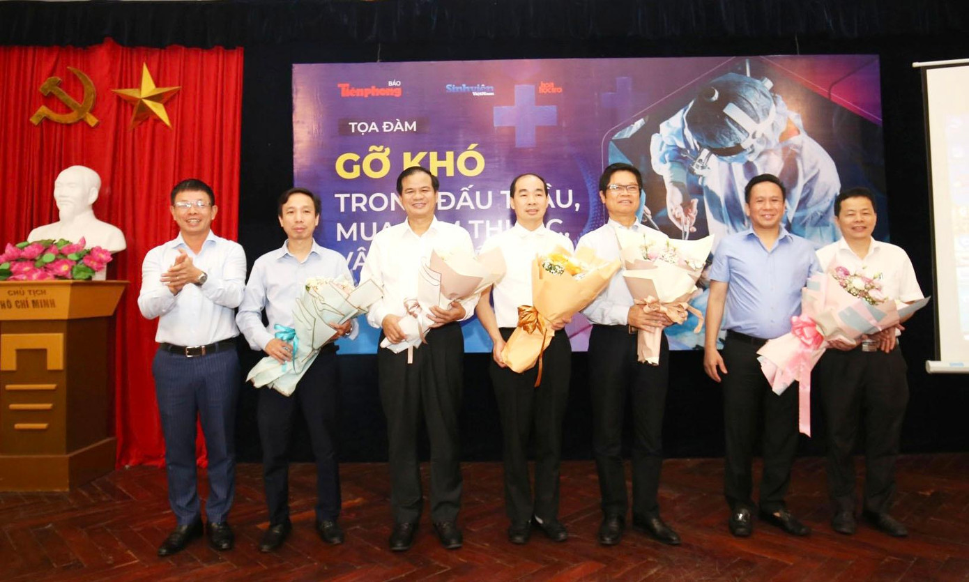 Nhà báo Phùng Công Sưởng, Phó Tổng biên tập Báo Tiền Phong, tặng hoa cám ơn các vị khách mời. Ảnh: Như Ý