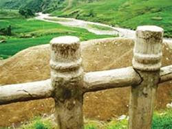 Hòn đá cổ mẹ ven đường được rào chắn bằng hàng rào bê tông thấp, bất cứ ai cũng có thể trèo vào sờ mó, ngồi lên. Ảnh: V.Đảm (SGGP)