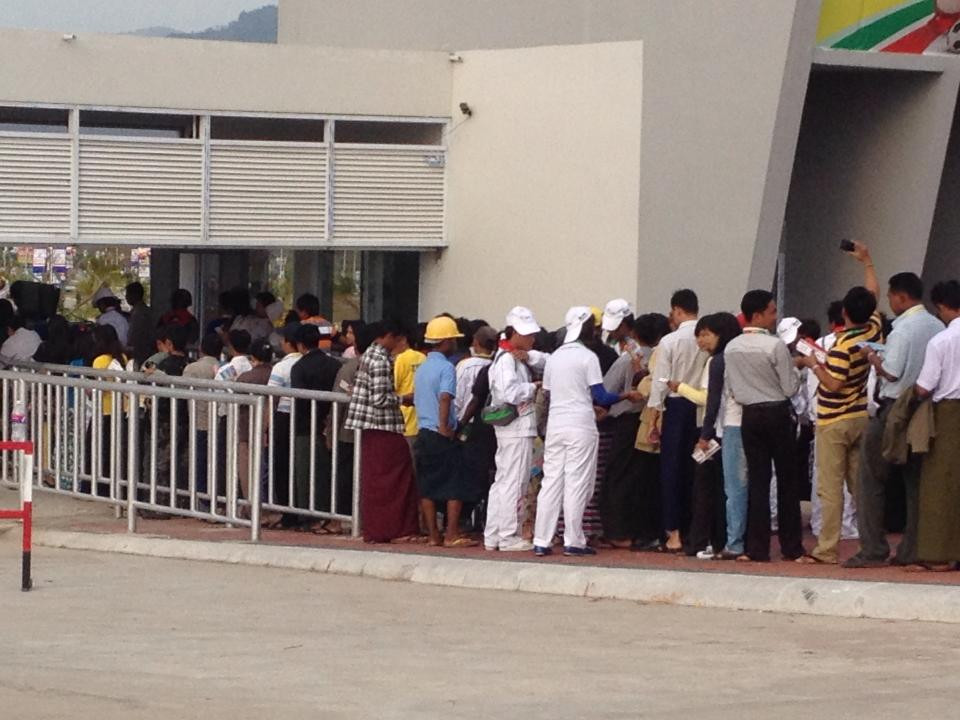 Khán giả xếp hàng vào sân. Ảnh: Nguyên Phong