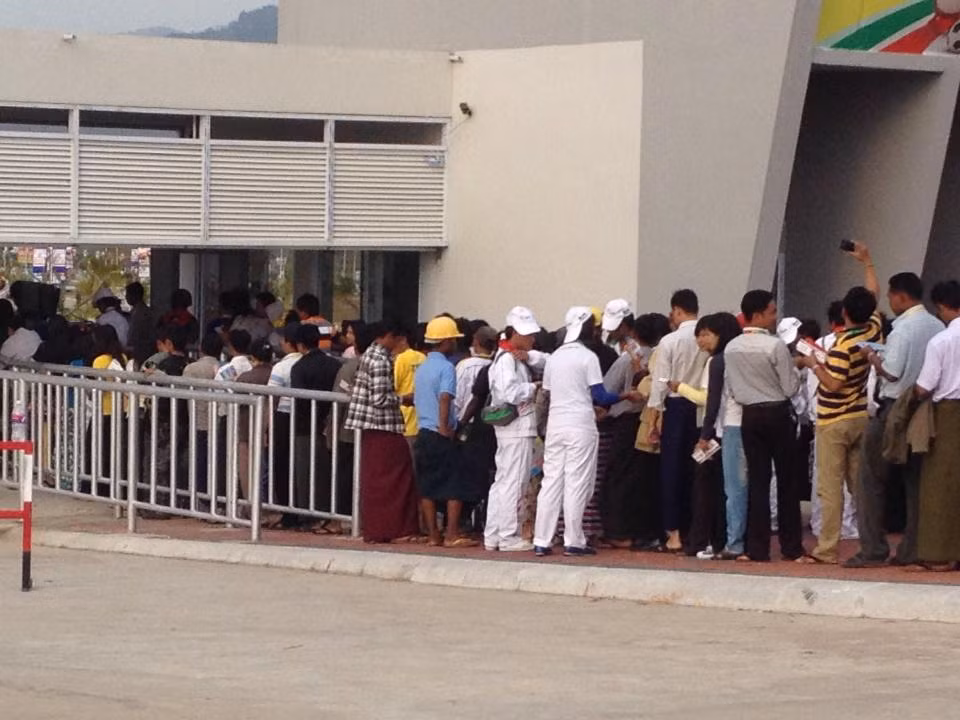 Khán giả xếp hàng vào sân. Ảnh: Nguyên Phong