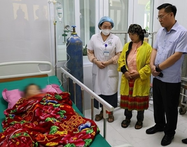 Lãnh đạo chính quyền địa phương thăm hỏi nạn nhân đang cấp cứu tại bệnh viện. Ảnh: Báo QĐND.