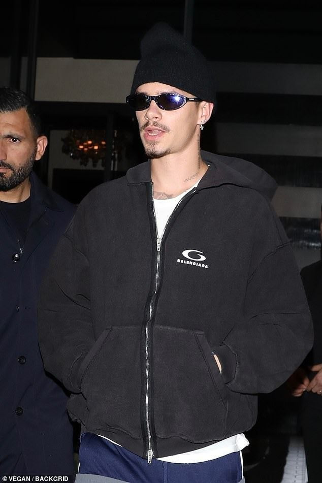 Romeo chuyển hướng sang thời trang sau khi từ bỏ bóng đá. Ảnh: BackGrid. Romeo chuyển hướng sang thời trang sau khi từ bỏ bóng đá. Ảnh: BackGrid.