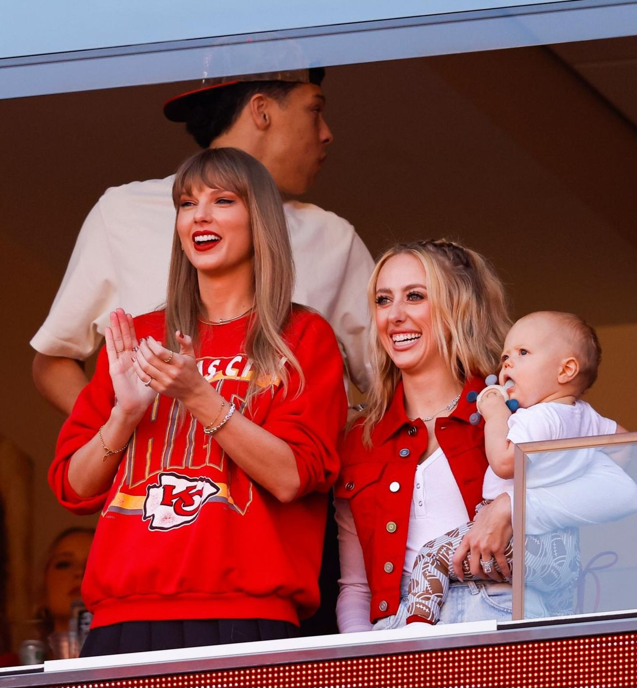 Nguồn tin cho hay cả Taylor và Travis đều có công việc riêng, không thể luôn có mặt trực tiếp tại sân vận động để cổ vũ đối phương. Ảnh: Getty/Jayne Kamin-Oncea-Imagn Images.