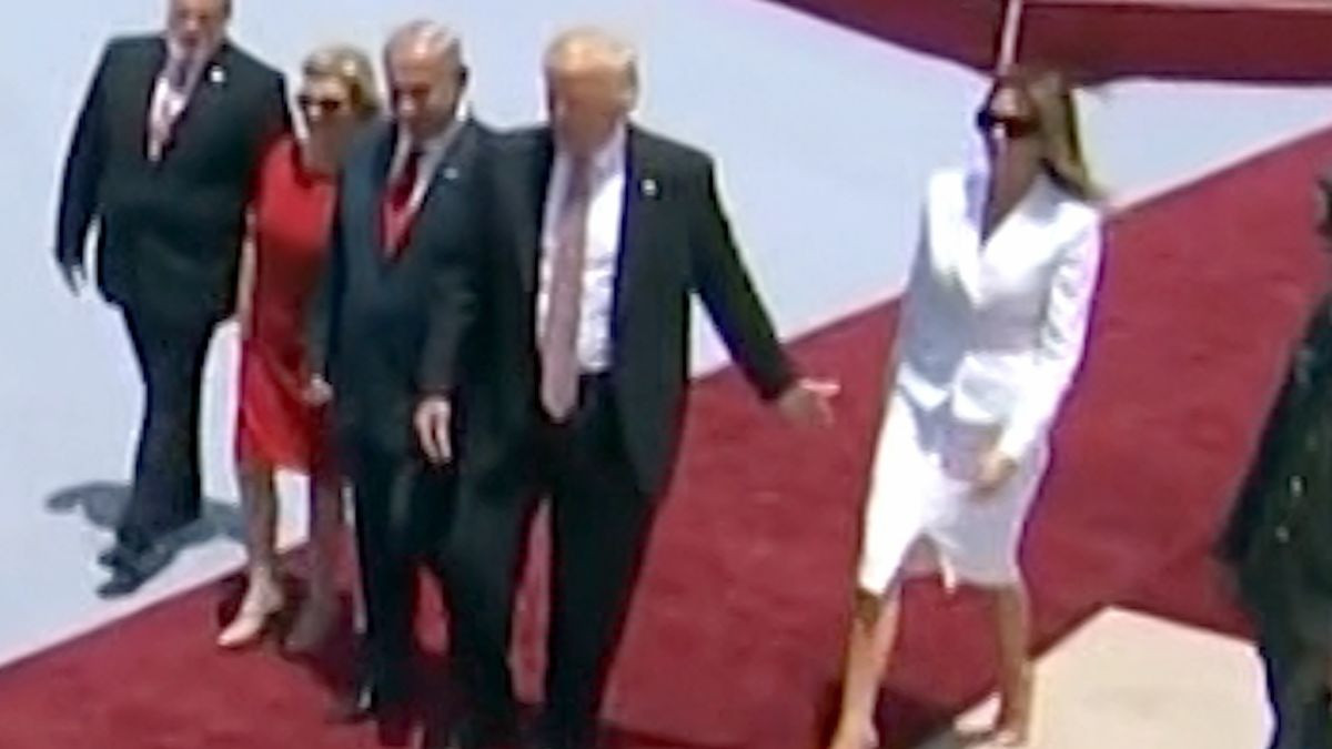 Bà Melania phủ nhận gạt tay chồng trong chuyến thăm Israel năm 2017. Bà Melania phủ nhận gạt tay chồng trong chuyến thăm Israel năm 2017.