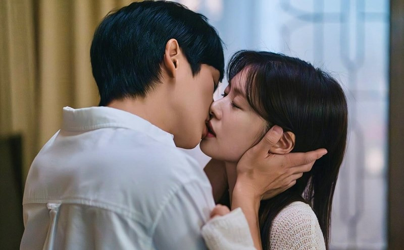 Love Next Door khai thác chủ đề tình yêu hiện đại, thanh mai trúc mã ngọt ngào. Love Next Door khai thác chủ đề tình yêu hiện đại, thanh mai trúc mã ngọt ngào.