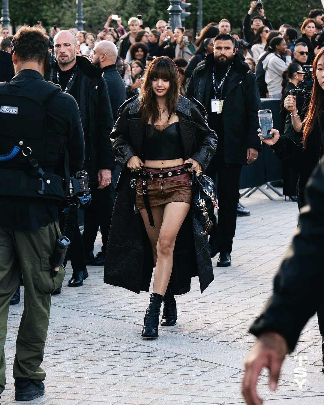 Bộ đồ giúp mỹ nhân Thái Lan khoe được lợi thế hình thể là đôi chân dài thẳng nuột và vòng eo thon nhỏ. Cư dân mạng nhận xét Lisa dường như tăng cân nhẹ, nhờ đó trông khỏe mạnh và nhiều năng lượng hơn.