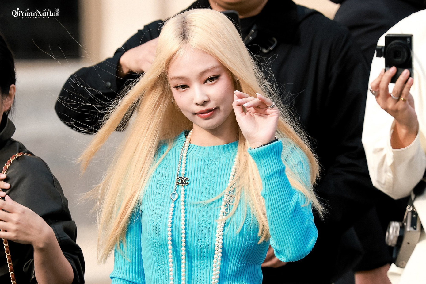 Jennie thay đổi diện mạo với mái tóc vàng hoe. Tuy nhiên, phản hồi của khán giả không mấy tích cực. Jennie thay đổi diện mạo với mái tóc vàng hoe. Tuy nhiên, phản hồi của khán giả không mấy tích cực.