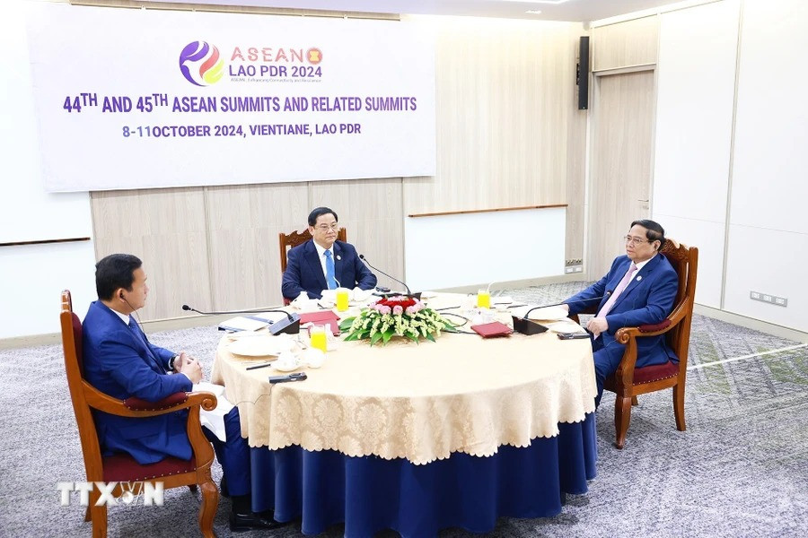 Thủ tướng Phạm Minh Chính cùng Thủ tướng Lào Sonexay Siphandone và Thủ tướng Campuchia Hun Manet ăn sáng và làm việc. Ảnh: Dương Giang/TTXVN.