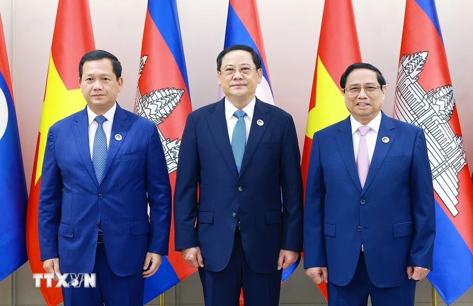 Thủ tướng Phạm Minh Chính cùng Thủ tướng Lào Sonexay Siphandone và Thủ tướng Campuchia Hun Manet. Ảnh: Dương Giang/TTXVN.