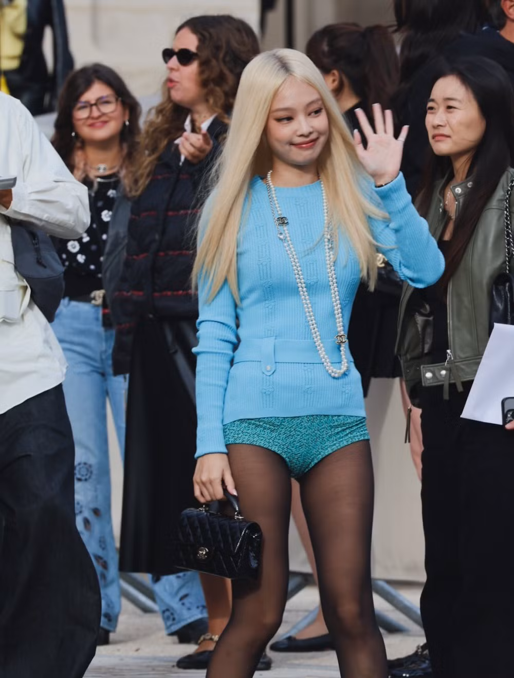 Jennie bị chỉ trích vì mặc quần ngắn cũn như nội y. Cánh săn ảnh chụp được khoảnh khắc người đẹp sinh năm 1996 kéo quần xuống để tránh hớ hênh. Jennie bị chỉ trích vì mặc quần ngắn cũn như nội y. Cánh săn ảnh chụp được khoảnh khắc người đẹp sinh năm 1996 kéo quần xuống để tránh hớ hênh.