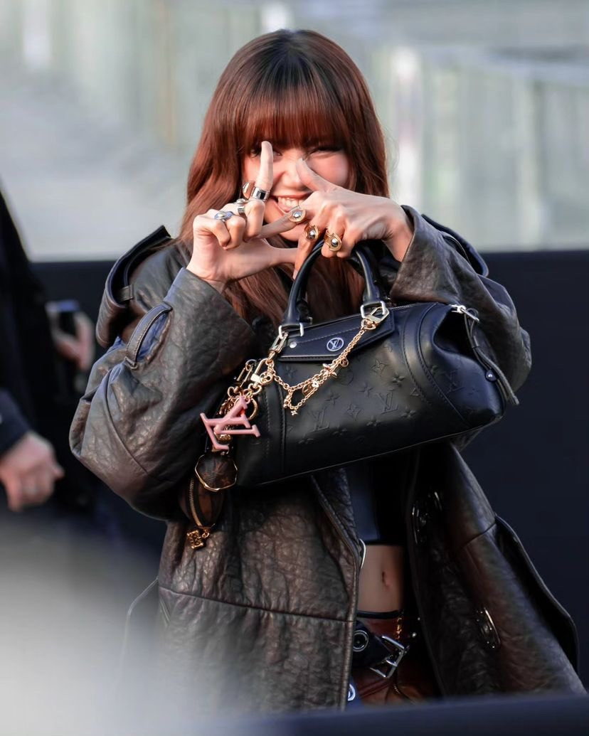 Trên X, chủ đề "LisaxLVSS5" và "LisaxLouisVuitton" lần lượt xếp thứ nhất và 3 trong bảng xếp hạng xu hướng thịnh hành, với hàng trăm nghìn bài đăng liên quan.