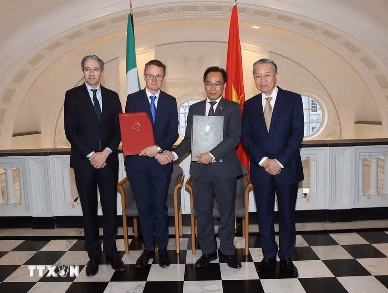 Tổng Bí thư, Chủ tịch nước Tô Lâm và Thủ tướng Ireland Simon Harris chứng kiến Lễ ký Thỏa thuận hợp tác chiến lược về giáo dục đại học giữa Bộ Giáo dục và Đào tạo Việt Nam với Bộ Giáo dục đại học , nghiên cứu, đổi mới và khoa học Ireland. (Ảnh: Trí Dũng/TTXVN)