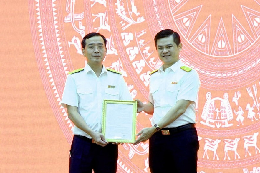 Phó Tổng cục trưởng Tổng cục Thuế Vũ Chí Hùng trao quyết định bổ nhiệm cho ông Phan Tiến Hòa. Ảnh: Tổng cục Thuế.