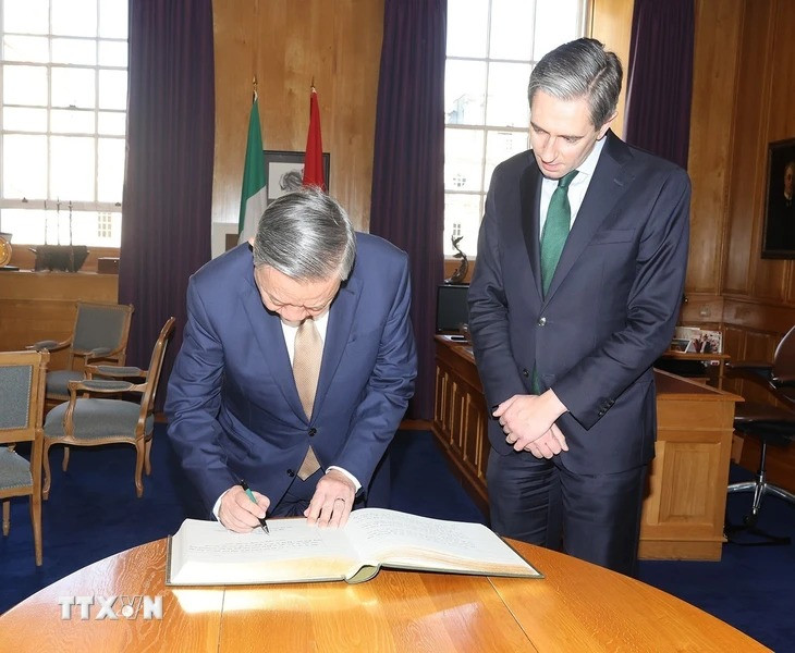 Tổng Bí thư, Chủ tịch nước Tô Lâm ký sổ lưu niệm. (Ảnh: Trí Dũng/TTXVN) Tổng Bí thư, Chủ tịch nước Tô Lâm ký sổ lưu niệm. (Ảnh: Trí Dũng/TTXVN)