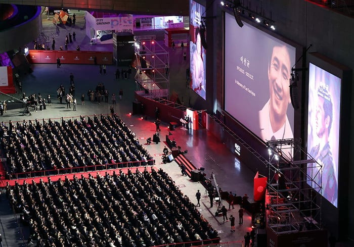 Lee Sun Kyun được vinh danh tại lễ khai mạc Liên hoan phim quốc tế Busan.