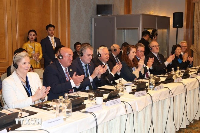 Các doanh nghiệp Ireland dự buổi gặp mặt. (Ảnh: Trí Dũng/ TTXVN) Các doanh nghiệp Ireland dự buổi gặp mặt. (Ảnh: Trí Dũng/ TTXVN)