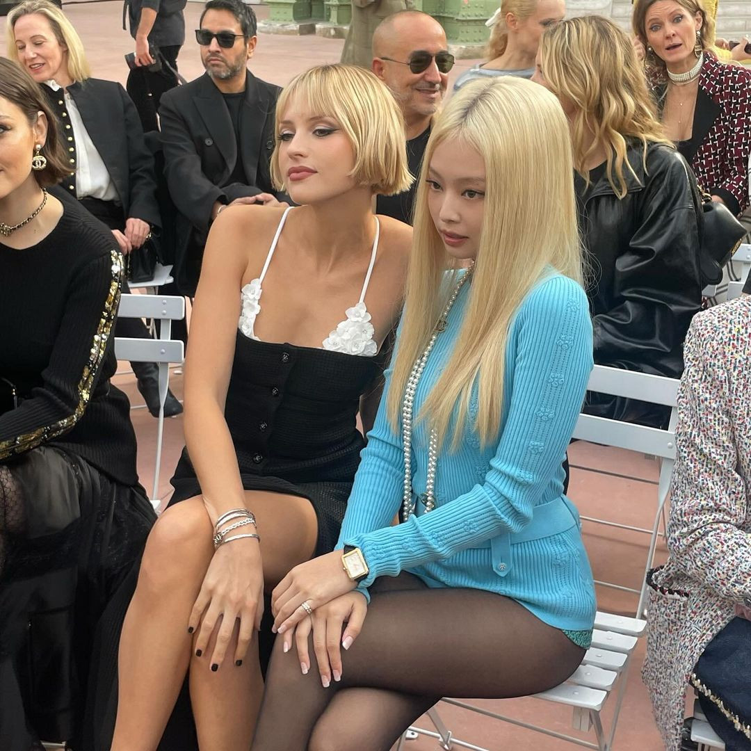 Bất chấp những lời chê bai, các bài đăng trên Instagram của Jennie đều nhận tương tác tốt, với hàng triệu lượt Thích. Bất chấp những lời chê bai, các bài đăng trên Instagram của Jennie đều nhận tương tác tốt, với hàng triệu lượt Thích.