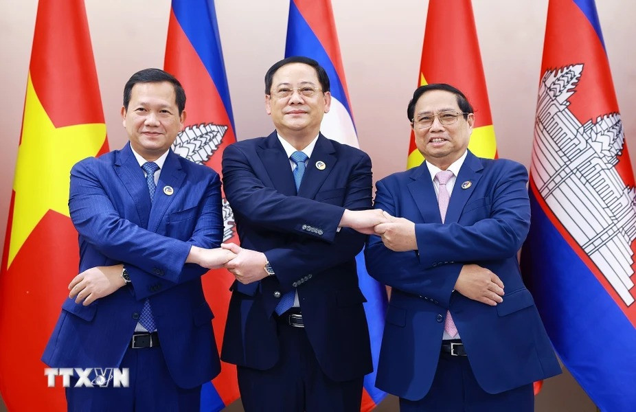 Thủ tướng Phạm Minh Chính cùng Thủ tướng Lào Sonexay Siphandone và Thủ tướng Campuchia Hun Manet. Ảnh: Dương Giang/TTXVN.