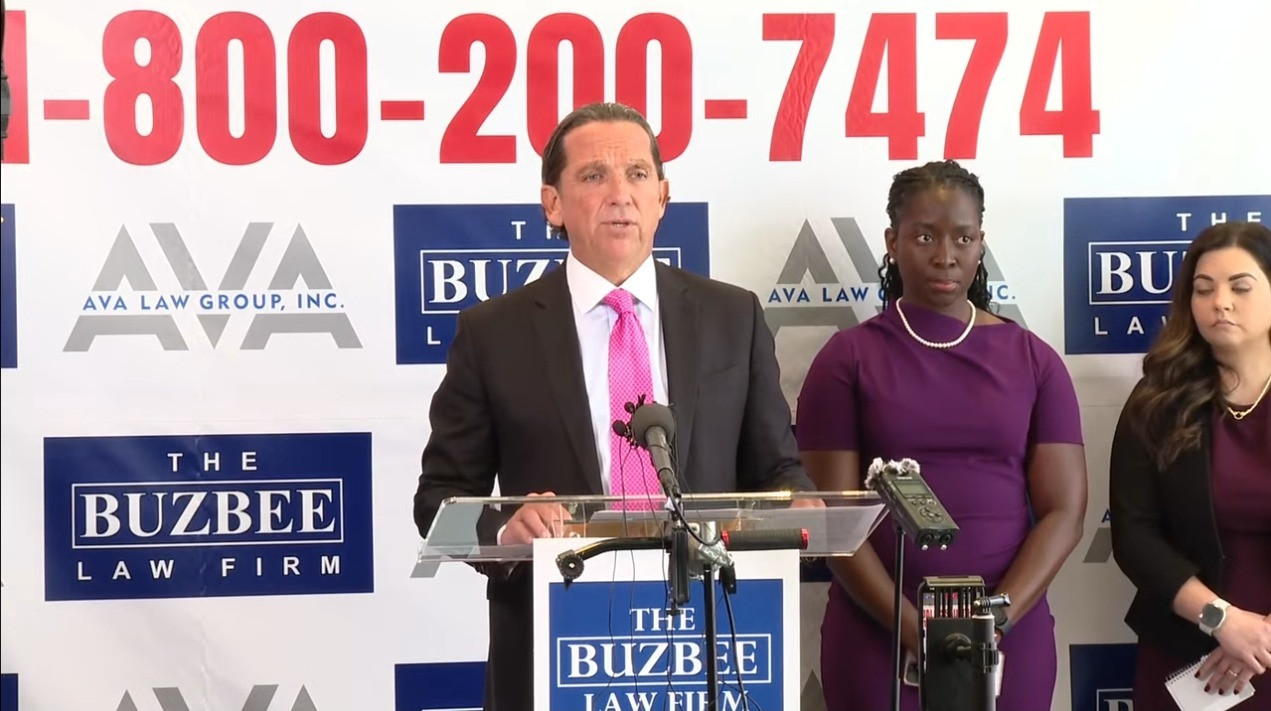 Luật sư Tony Buzbee thay mặt 120 nạn nhân tố cáo Diddy trong buổi họp báo ngày 1/10. Ảnh: Fox 26 Houston. Luật sư Tony Buzbee thay mặt 120 nạn nhân tố cáo Diddy trong buổi họp báo ngày 1/10. Ảnh: Fox 26 Houston.