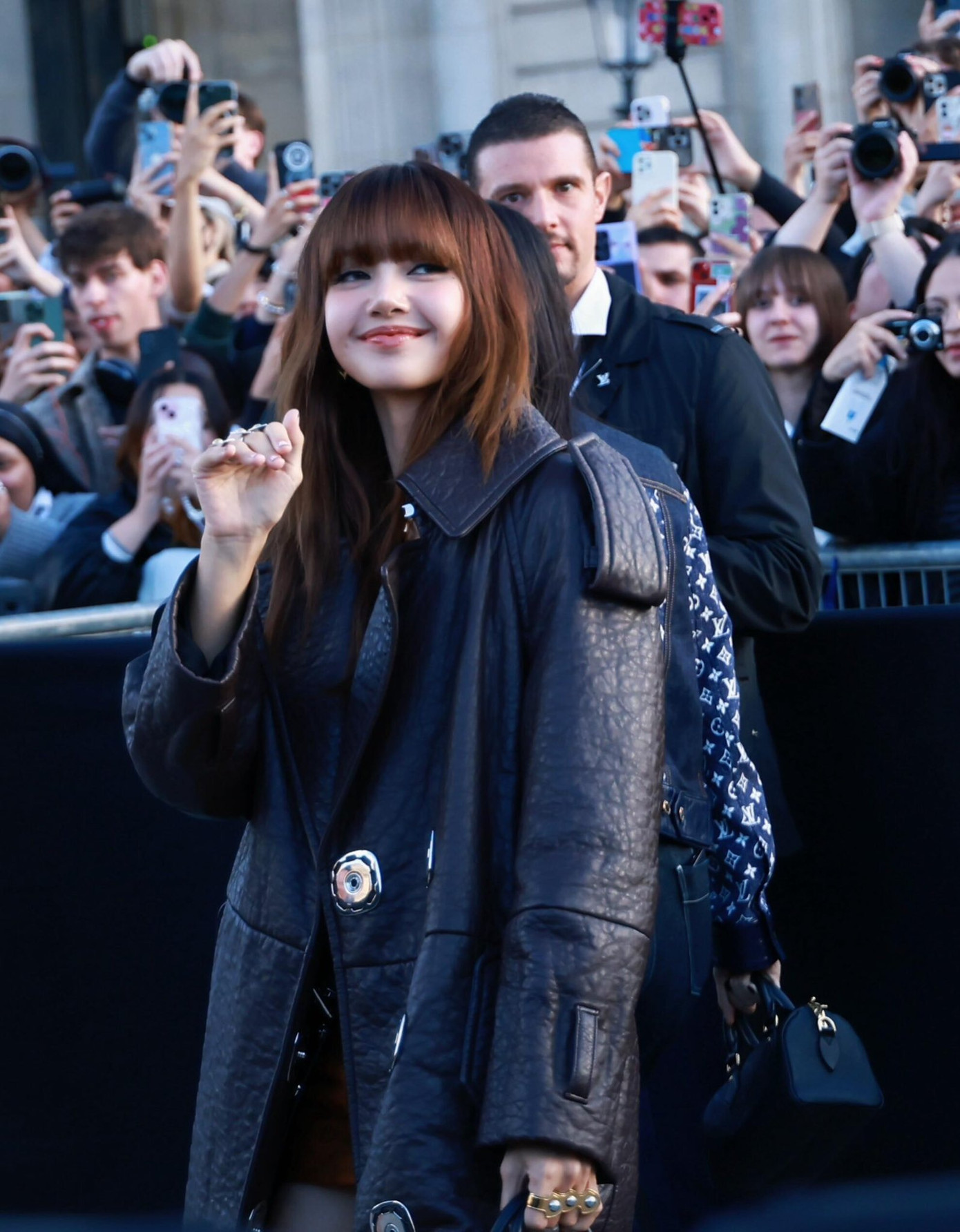 Những bài đăng trên Instagram của Lisa cũng như Louis Vuitton đều nhận về hàng triệu lượt Thích.