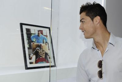 C.Ronaldo bên cạnh bức ảnh kỷ niệm với Cố tổng thống Nam Phi, Nelson Maldela