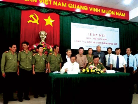 Lễ ký kết Quy chế phối hợp bảo vệ lưới điện quốc gia (giai đoạn 2013-2018) giữa Cty Truyền tải điện 3 với Công an Lâm Đồng