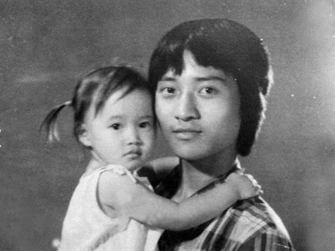 Nhạc sĩ Ngọc Châu hơn em gái 16 tuổi, ảnh hai anh em hồi Khánh Linh còn bé. Nhạc sĩ Ngọc Châu hơn em gái 16 tuổi, ảnh hai anh em hồi Khánh Linh còn bé