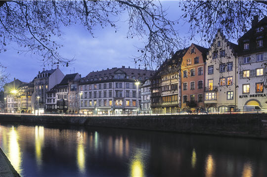  Dòng sông L’ill là hợp lưu từ sông Rhin, bắc ngang qua thành phố Strasbourg tạo thành các kênh đào rất thuận tiện cho việc đi bộ, dạo chơi