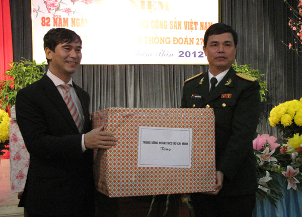 Bí thư Dương Văn An (bên trái) tặng quà Đoàn 275, Bộ Tư Lệnh Lăng Chủ tịch Hồ Chí Minh. Ảnh: Trường Phong. Bí thư Dương Văn An tặng quà Đoàn 275, Bộ Tư Lệnh Lăng Chủ tịch Hồ Chí Minh