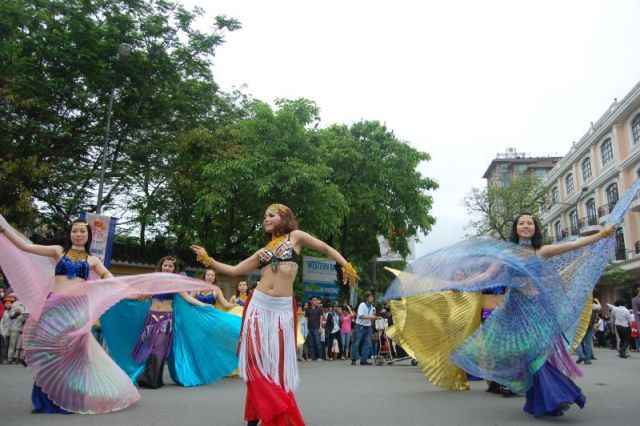 Những vũ công belly dance Việt Nam uyển chuyển thu hút khán giả