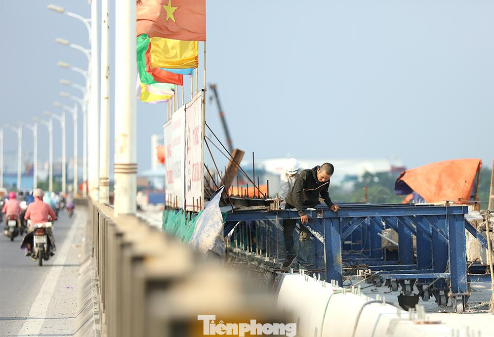 Các công nhân tập trung đẩy nhanh tiến độ xây dựng các trụ cầu giữa lòng sông, phấn đấu hoàn thành trước ngày 30.6