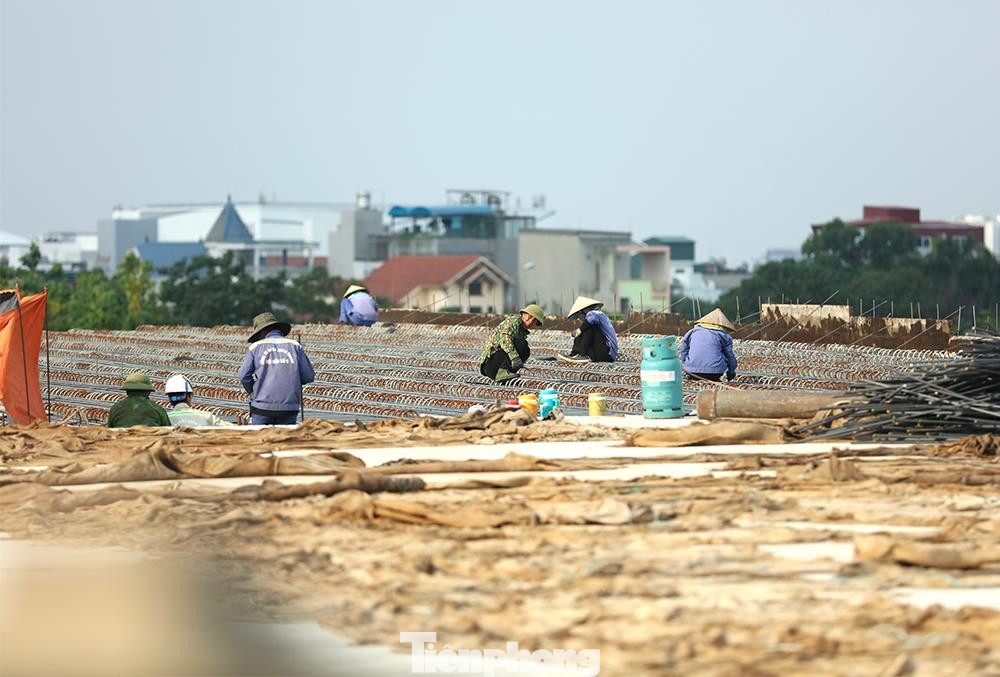 Một số chuyên gia cũng đưa ra lời khuyên: Nên hạn chế tối đa diện tích tiếp xúc của ánh nắng lên cơ thể đặc biệt là vùng vai gáy. Sử dụng phương tiện bảo hộ cá nhân phù hợp khi làm việc ngoài trời nắng như quần áo bảo hộ lao động, mũ, nón, kính. Mặc quần áo rộng, thoáng mát và thấm mồ hôi