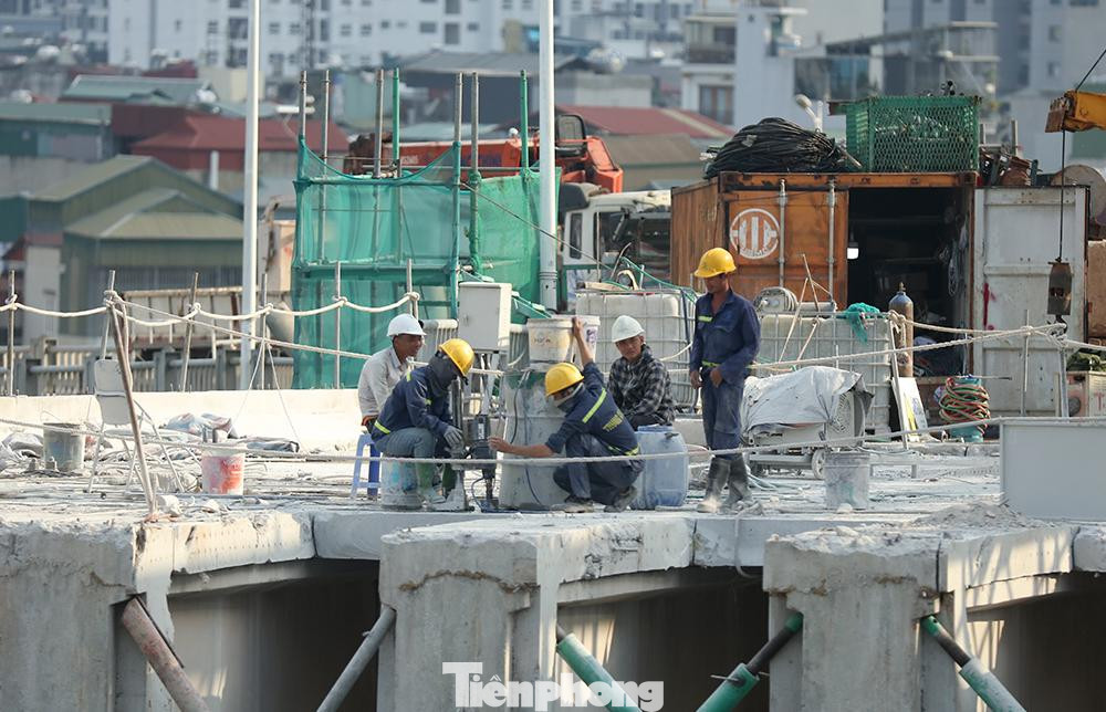 Anh Nguyễn Văn Minh công nhân công trường chia sẻ: “Mấy hôm nay thực sự rất khó chịu dưới thời tiết nắng nóng như thiêu như đốt,trời nắng nóng thế này cũng muốn nghỉ lắm nhưng nghĩ kỹ thì thấy mình có việc làm là may rồi, nhiều công ty khác công nhân còn chẳng có việc mà làm, thu nhập không có nên đành cố gắng thôi”.