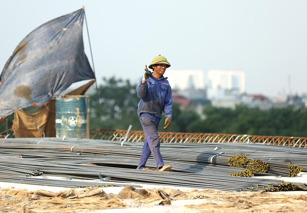 Anh Minh cho biết, mặc dù trang bị cả áo chống nắng nhưng với mức nhiệt hơn 40 độ C từ lúc 9 giờ sáng đến 5-6 giờ chiều thì dù áo dày, mũ, khăn kín mít nhưng vẫn cảm thấy bỏng rát da thịt, vô cùng khó chịu.
