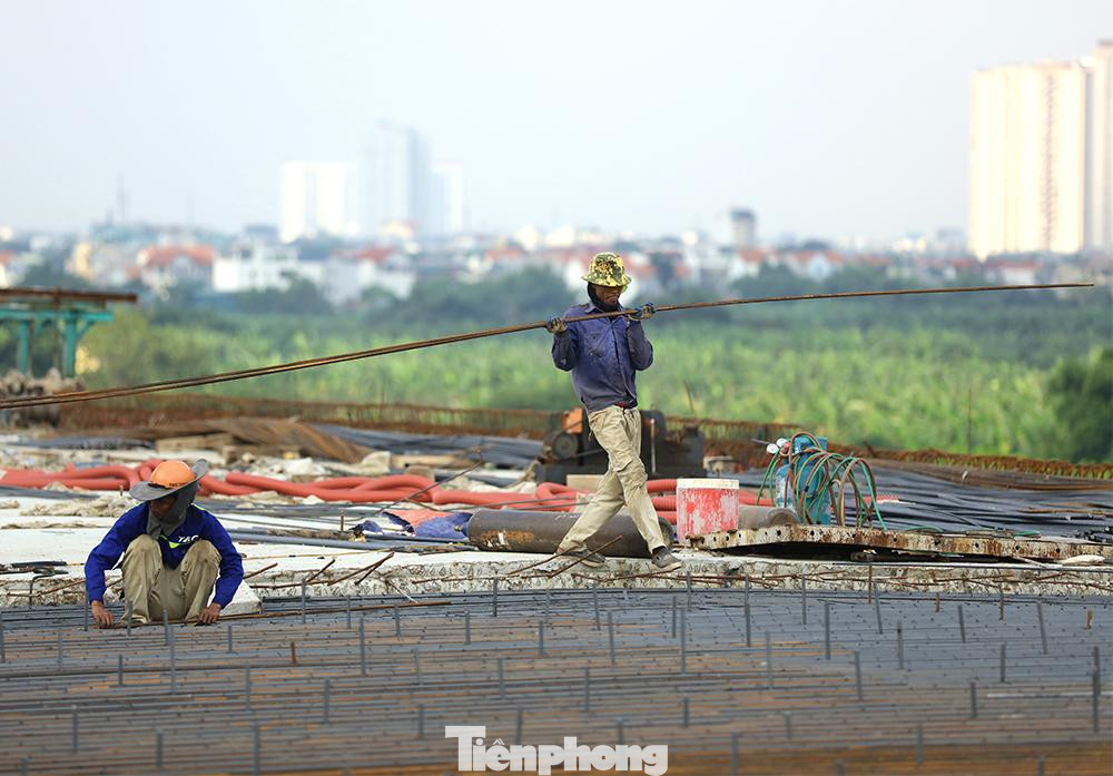 Để làm được điều đó, các công nhân xây dựng công trình làm ngày làm đêm, bất chấp nắng nóng gay gắt ngoài trời không có mái che