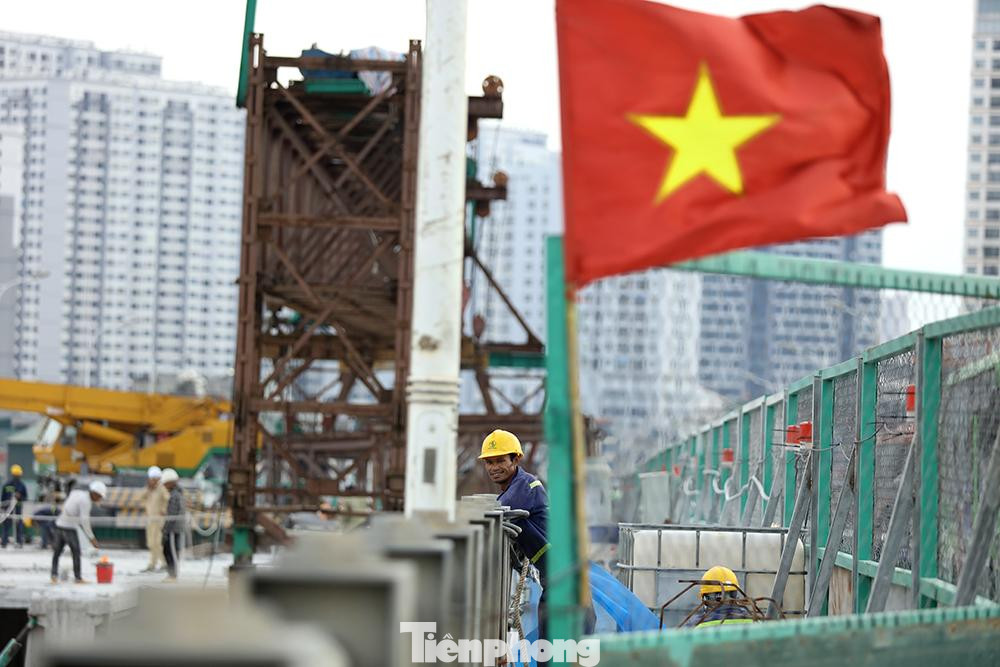 Ghi nhận của phóng viên trên công trường cầu Vĩnh Tuy 2, nhiệt độ ngoài trời cao nhất có lúc gần 39-40 độ C, các công nhân vẫn cố gắng làm việc trong nắng nóng để kịp tiến độ.