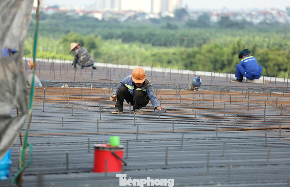 Để đẩy nhanh tiến độ, liên danh nhà thầu đang huy động 500 công nhân làm việc ba ca, 10 sà lan, 1.000 tấn vật liệu trên sông