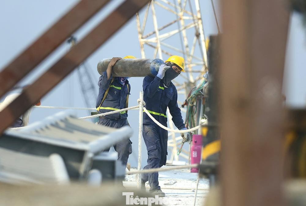 Công nhân vất vả làm việc trên công trường
