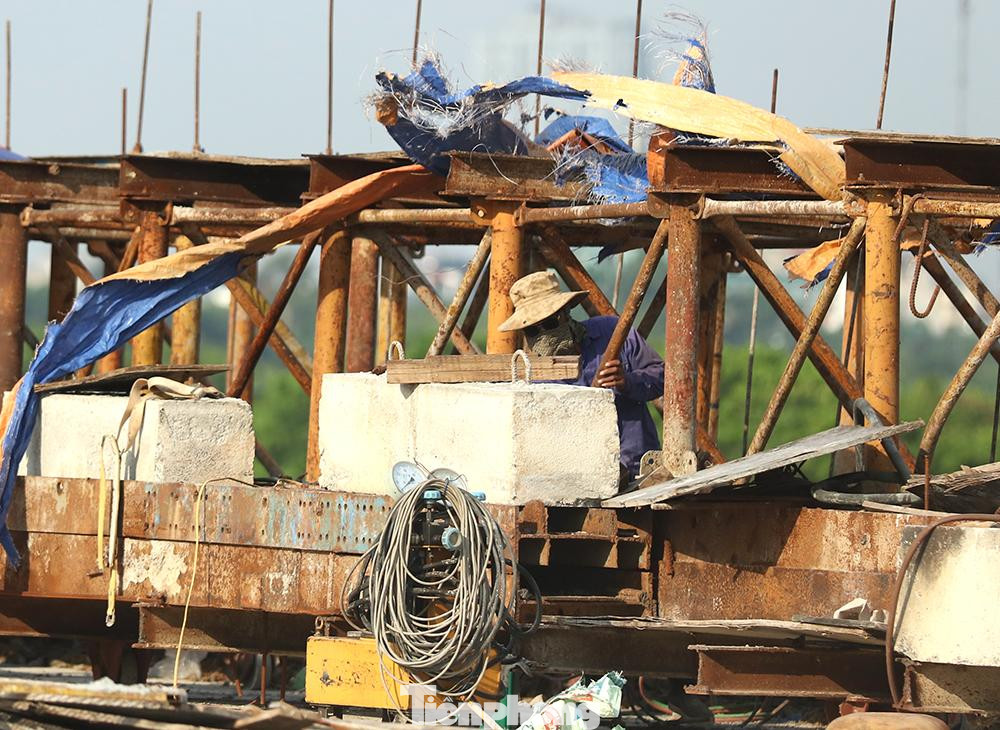 Công nhân bịt kín tránh nắng nóng làm việc trên công trường.