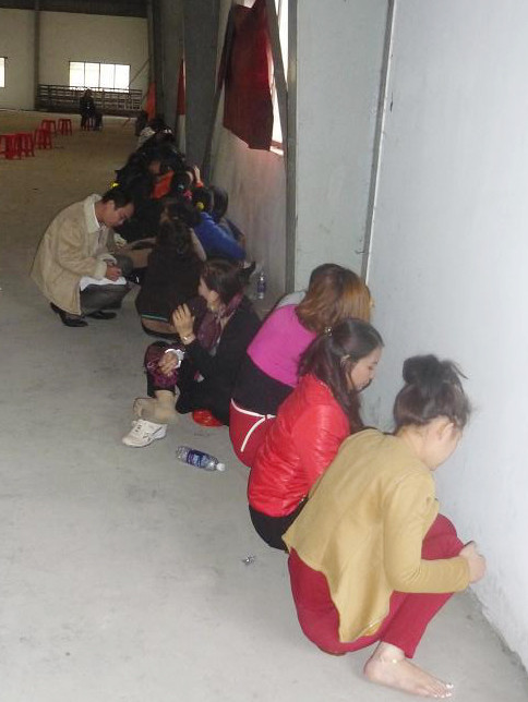 Những cô gái có mặt trong xới bạc. Các con bạc bị bắt. Cảnh sát kiểm tra số tiền.