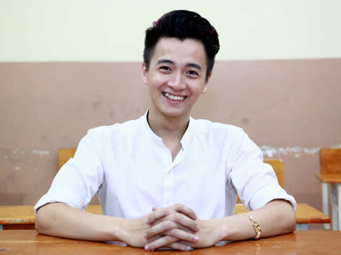 Ngô Kiến Huy trẻ trung như học sinh