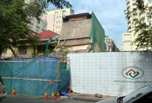 Ông Phạm Hoài Quang, Phó chủ tịch UBND phường Bến Nghé (quận 1). cho biết, trưa 21/12, chủ đầu tư công trình này đã ngưng bơm vữa bêtông vào phần đất dưới chân trụ sở Tòa Hành chính, ngưng thi công tầng hầm của công trình chờ tìm nguyên nhân