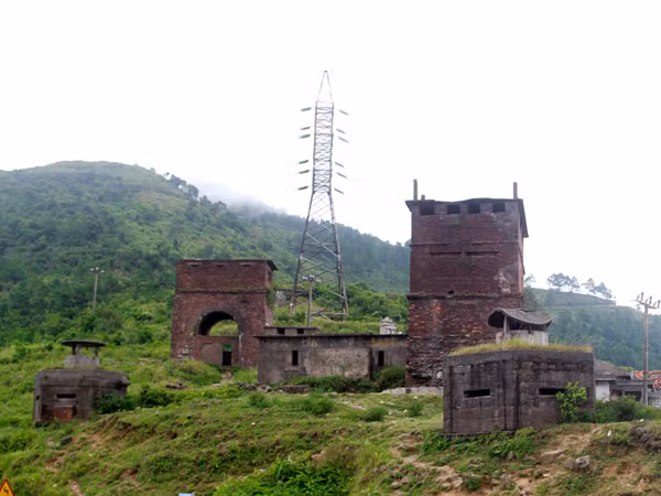 Hải Vân Quan là môt công trình được xây dựng cách đây gần 200 năm bao gồm tường thành, vọng gác