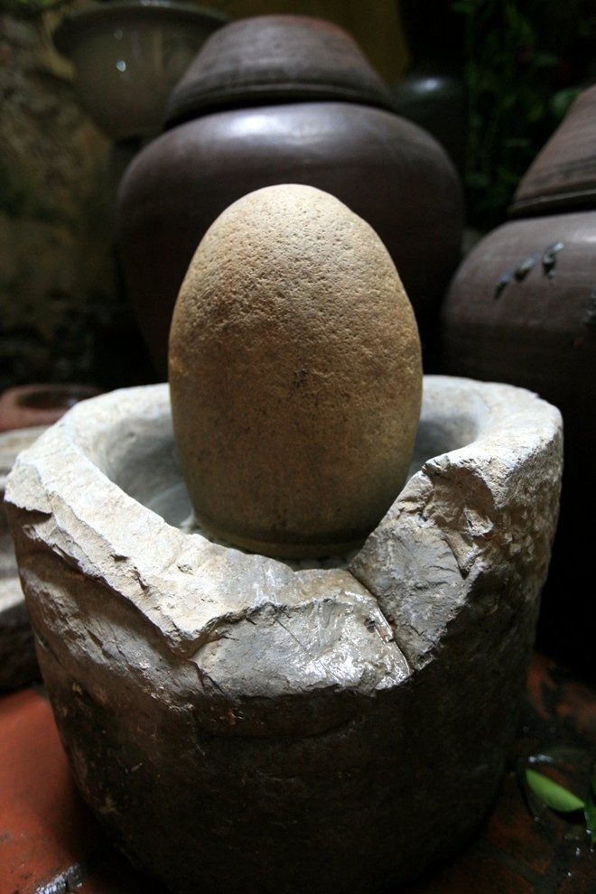 Ông bày và kết hợp chúng với nhau thành chủ đề. Người thợ ảnh tâm sự, thật lý thú khi những chiếc cối cũ kỹ, sứt mẻ vào tay ông sắp đặt bỗng trở nên có hình tượng và có hồn 