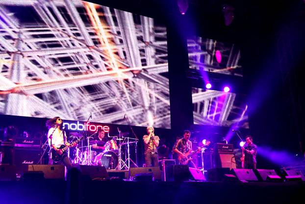 Bức Tường luôn biết các đốt cháy sân khấu